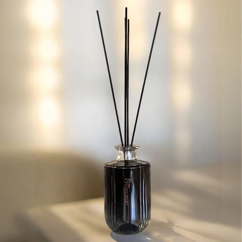 Candledust Luxe Huisparfum met Geurstokjes — Signature (500 ml, 8–10 maanden)