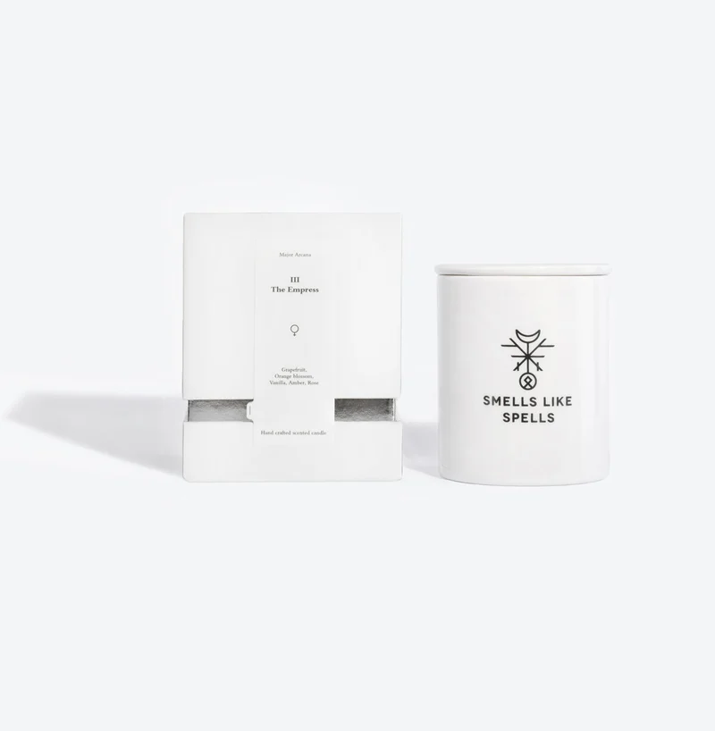 Smells Like Spells Geurkaars — Tarot De Keizerin (THE EMPRESS), sojawas in porselein (±60 uur)
