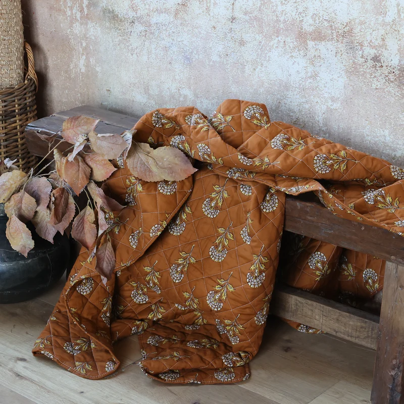 Chic Antique | Aix quilt met terracotta bloemenpatroon
