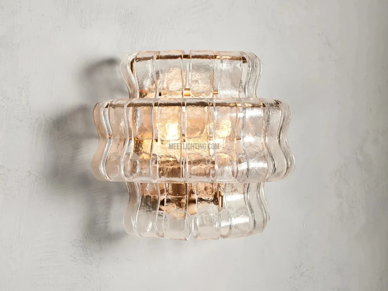 Wandlamp met Gebogen Getextureerd Glas en Messing Afwerking voor Sfeervol Licht in Woonkamer en Slaapkamer | Sansoti