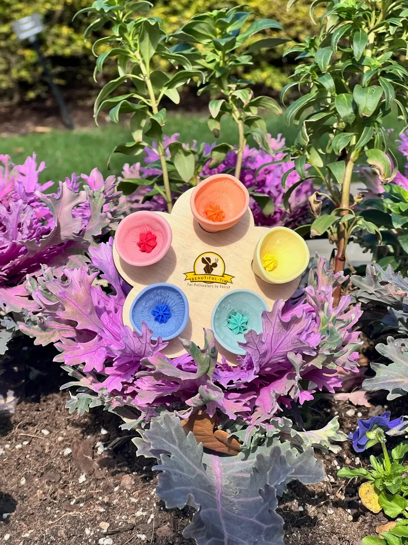 Voederstation voor Bijen en Vlinders – Set van 5 Drinkbekers – Tuinwaterbron voor Bestuivers – Helpt Bijen Hydrateren – Milieuvriendelijk Materiaal – Ideaal voor Bijvriendelijke Tuin | Sansoti