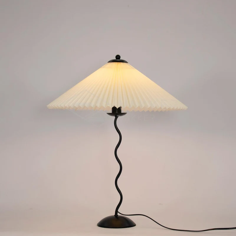 Tafellamp met Golvende Voet en Geplooide Kap – Scandinavisch Accent voor Woonkamer, Gang of Slaapkamer | Zwarte Basis met Beige, Witte, Donkergroene of Zwarte Stoffen Kap | E14 Fitting | Dimbaar met Drukknop | Sansoti