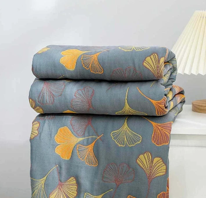 Ginkgo Bladeren Plaid – Omkeerbaar Gewatteerd Decoratiedeken met Botanisch Bladerprint in Geel en Blauw voor Bank, Bed of Picknick | Sansoti