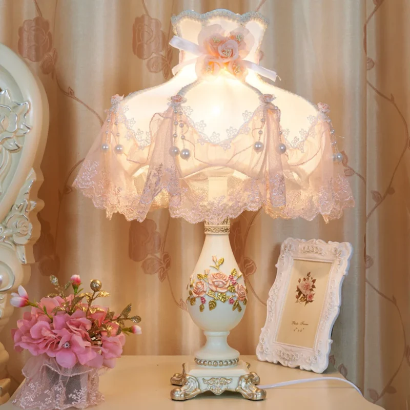 Romantische Tafellamp met Stoffen Kap en Parels – Elegante Decoratieve Nachtlamp met Kant en Rozenmotief – Klassieke Vintage Sfeerlamp voor Slaapkamer en Woonkamer | Sansoti